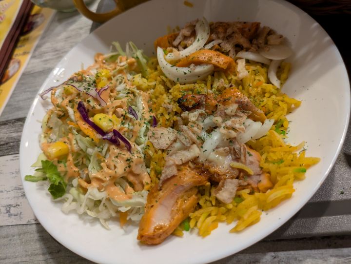 J Setのビリヤニ、チキンティッカ、サラダのアップ写真