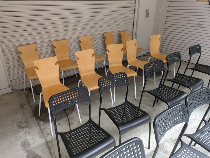 混雑時に「KUTTA（クッタ）」の店外で待機するために設置された椅子