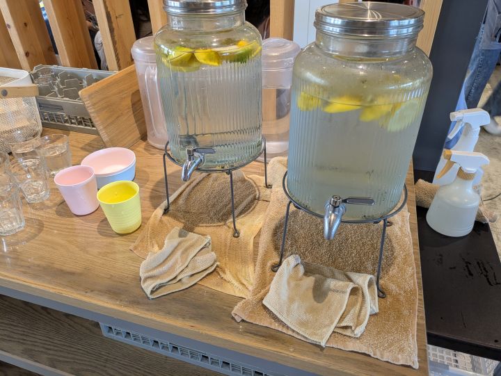 海鮮食堂「KUTTA（クッタ）」の店内にあるおしゃれなセルフサービスのお冷ディスペンサー