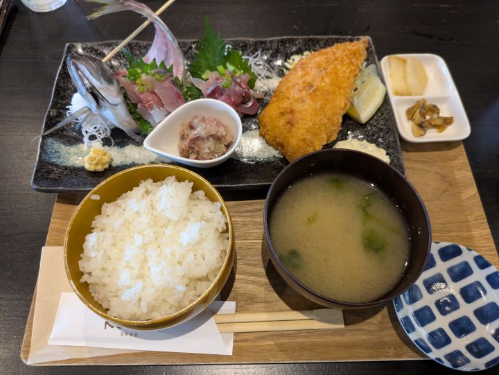 アジフライ・お刺身・たたき・なめろうが一度に味わえる「鯵食べ尽くし定食」の全体写真
