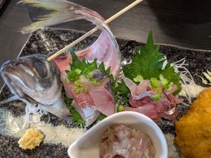 「鯵食べ尽くし定食」の新鮮で分厚く切られた鯵の姿造り