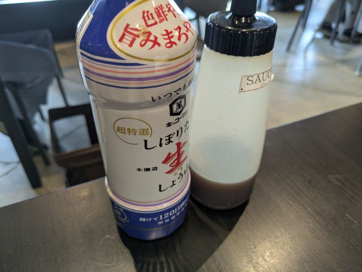 KUTTA（クッタ）のテーブルに置かれたアジフライによく合う卓上の醤油とソース