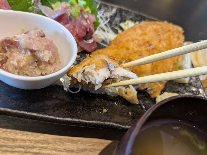 ふわふわなアジフライの身をお箸で持ち上げている様子