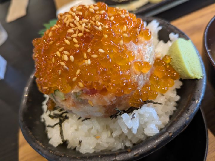 たっぷりのいくらがキラキラと輝く「プレミアムKUTTA丼」のアップ写真
