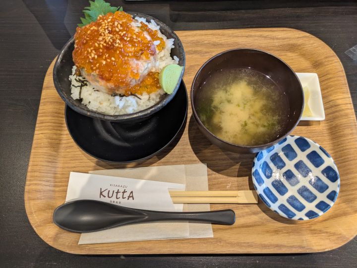 KUTTA（クッタ）の人気メニュー「プレミアムKUTTA丼」の全体写真