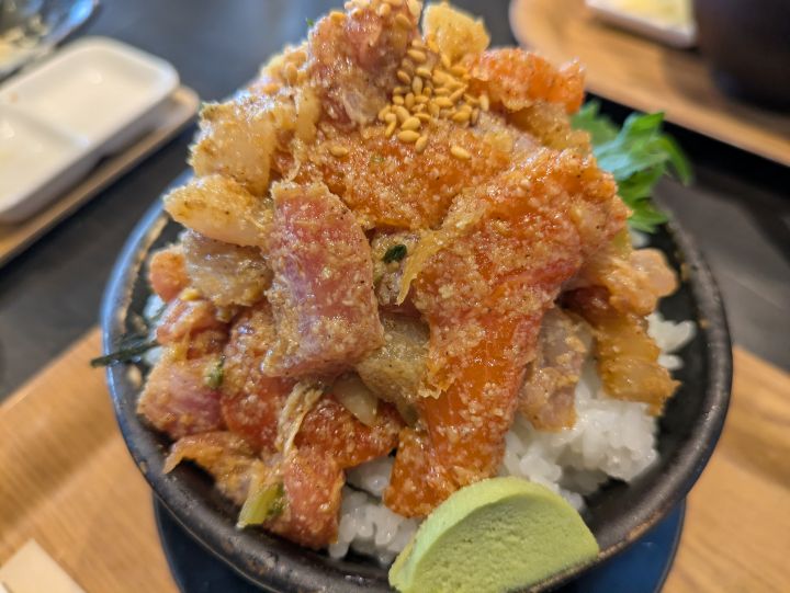 まぐろやサーモンなどの具材がたっぷり乗ったボリューミーな「KUTTAまかない丼」のアップ写真