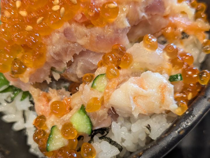 海老やきゅうりなど様々な具材がゴロゴロ入った「プレミアムKUTTA丼」のアップ写真