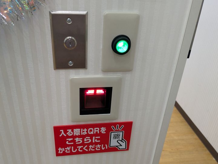 お菓子バー専用ルームに入るための電子ロック付きの扉と、QRコードリーダーの様子