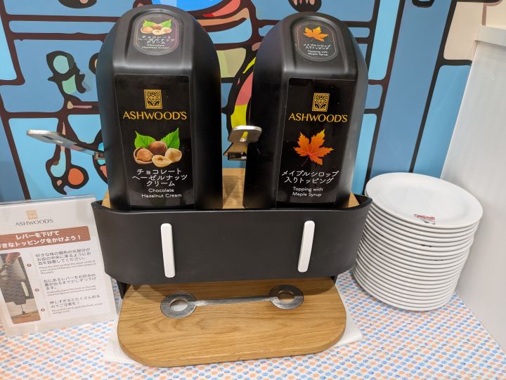 パンケーキを美味しく彩る、チョコレートソースとメイプルシロップのディスペンサー