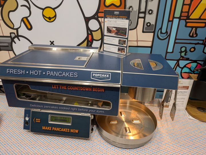 手をかざすだけで自動的に生地が焼かれる、最新式のパンケーキマシン
