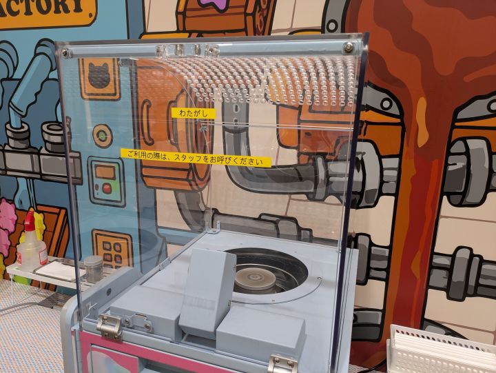 専用の棒を使って自分で大きなわたあめを作ることができる、本格的なわたあめメーカー