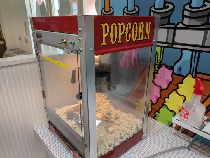 ケースの中で保温され、いつでも温かい状態が保たれている山盛りのポップコーン