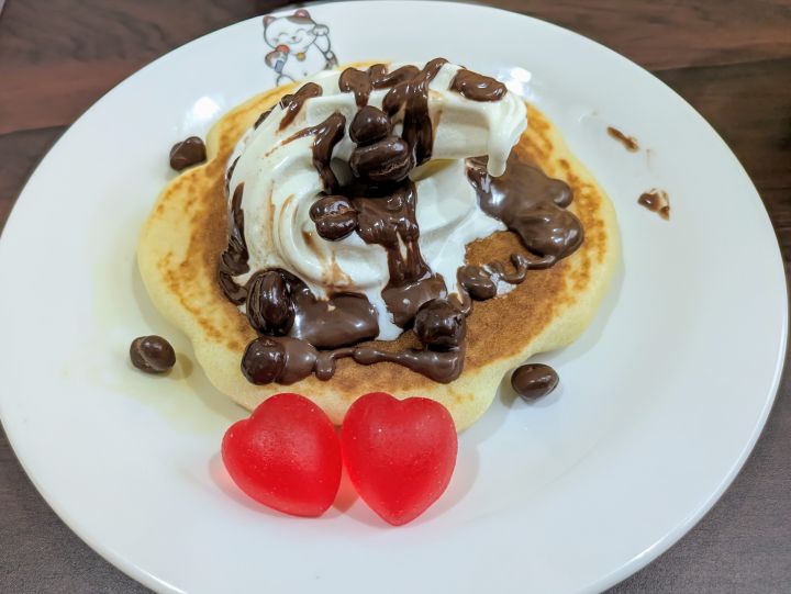 焼き立てパンケーキにソフトクリームを乗せ、カラフルなグミやチョコでデコレーションしたオリジナルスイーツ
