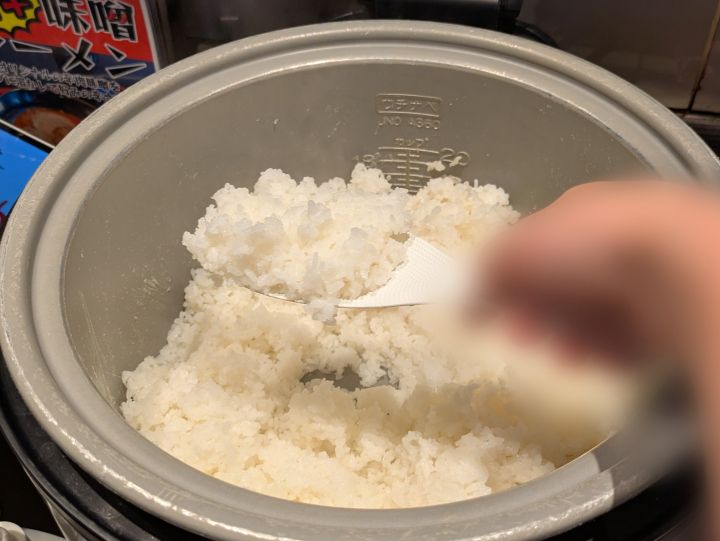 お茶碗にご飯をよそっている様子
