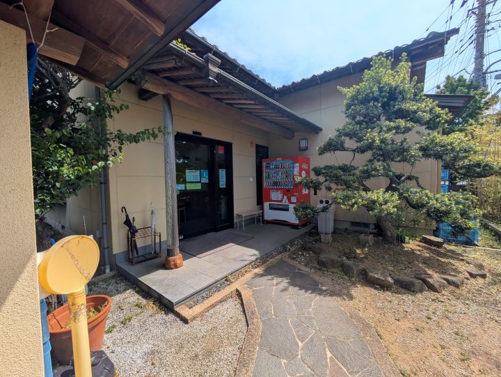 プレミアラーメンショップ久松山倉坂下2号店の外観。割烹料理店のような落ち着いた和風の建物。