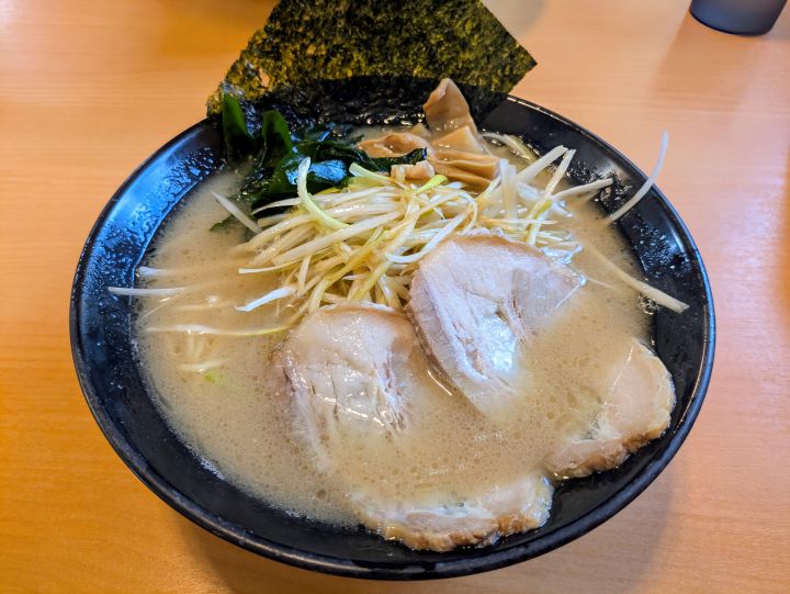 ネギ、わかめ、チャーシューがたっぷり乗ったネギラーメン。