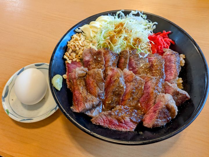 ご飯の上にたっぷりの牛赤身肉ステーキが乗ったステーキ丼。