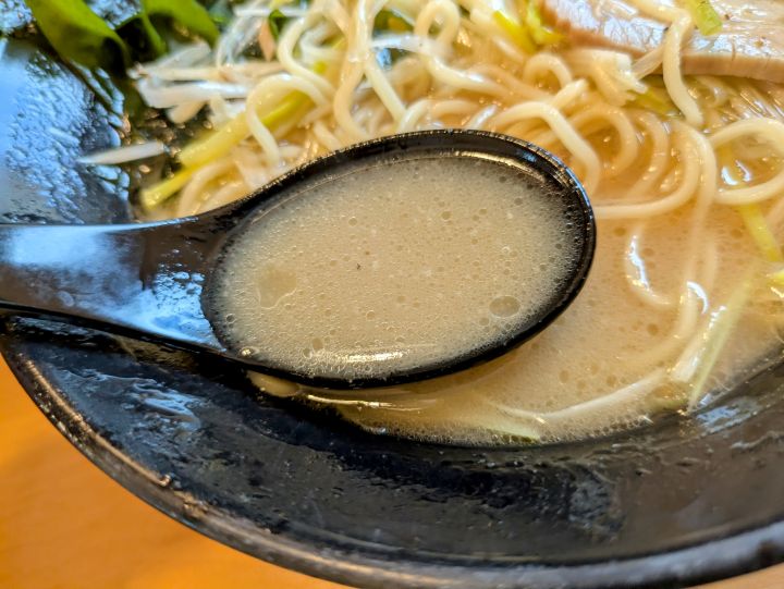 ネギラーメン豚骨醤油スープのアップ。