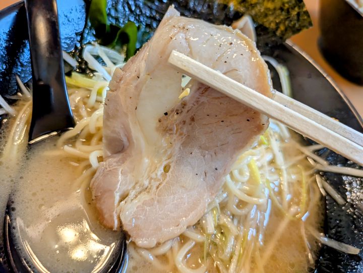 ネギラーメンに乗った2枚のジューシーなチャーシュー。