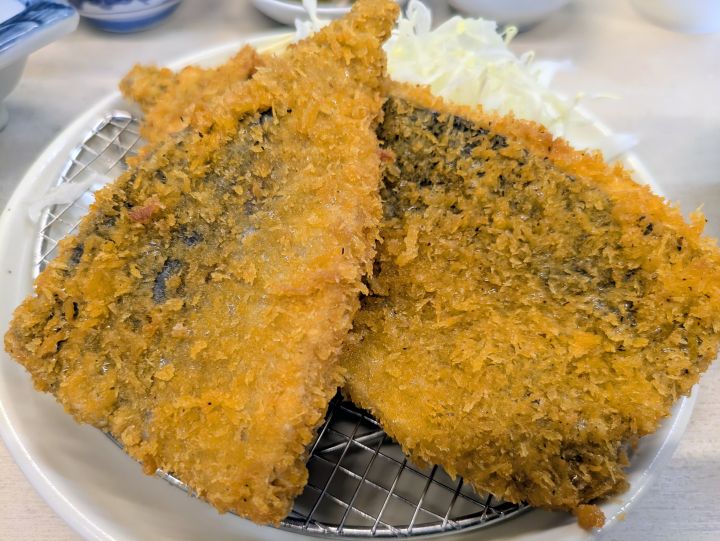 大きくて肉厚なはまべのアジフライ