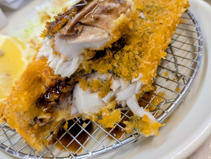 身が分厚いアジフライの断面