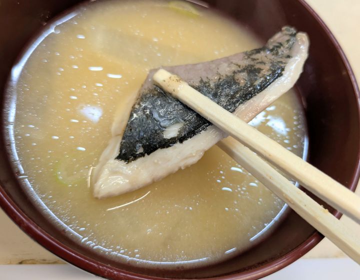 アラ汁のお魚を箸上げした様子