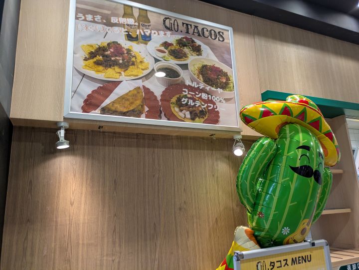 GO.タコスの店頭で出迎えてくれる可愛いサボテンのキャラクターの置物