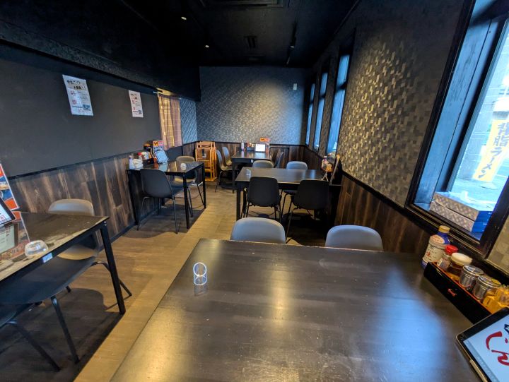 テーブル席とカウンター席がある落ち着いた店内