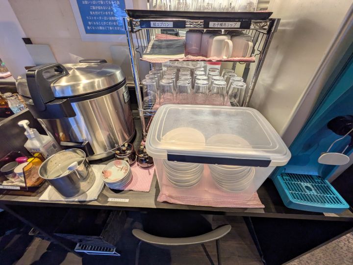 お冷とライス用の炊飯器が置かれたコーナー
