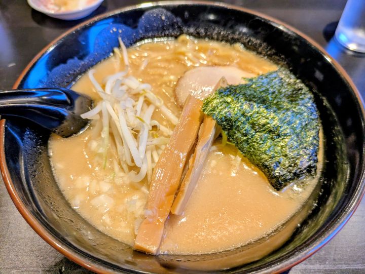 もやしや野菜が乗った味噌ラーメン大盛の全体写真