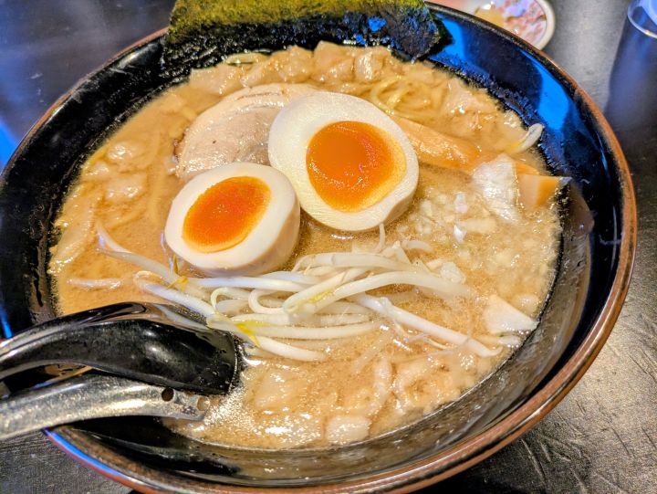 背脂がたっぷり浮いた豚骨醤油ラーメン大盛りの全体写真