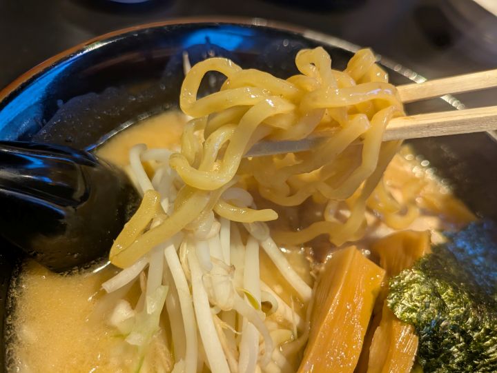 濃厚な味噌スープが絡んだ中太麺の箸上げ