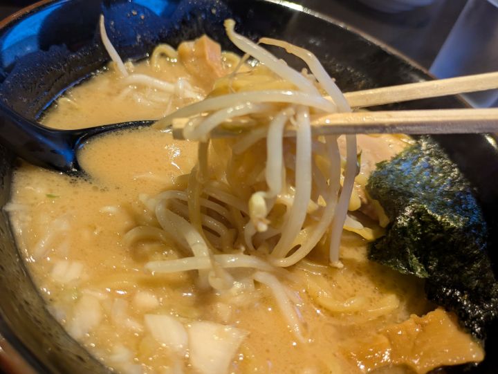 味噌ラーメンに乗ったたっぷりのもやし