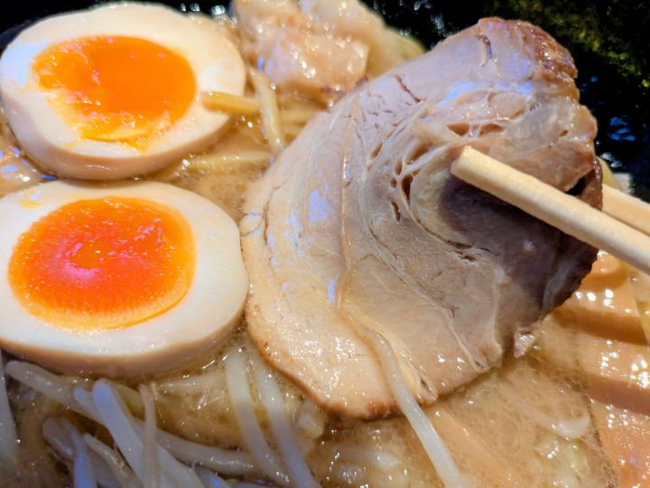 スープに浸かった美味しそうなチャーシュー