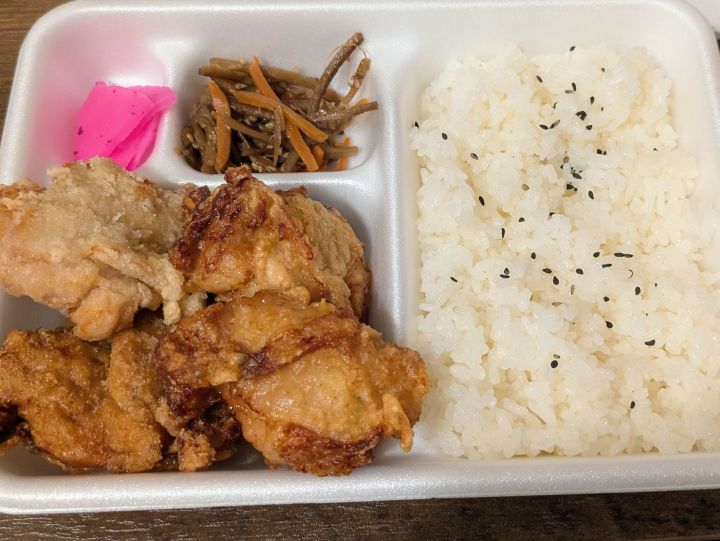 なかなかのとなりの「4種のもも唐揚げ弁当」の全体写真。種類の違う唐揚げが綺麗に盛り付けられている。