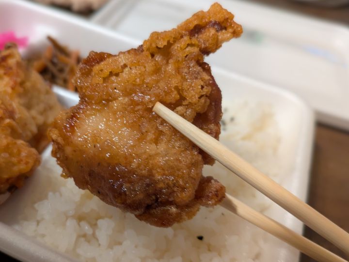なかなかのとなりの「ケンティのもも唐揚」のアップ写真。薄衣でサクッと揚がっている。