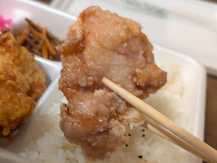 なかなかのとなりの「博多醤油唐揚」のアップ写真。