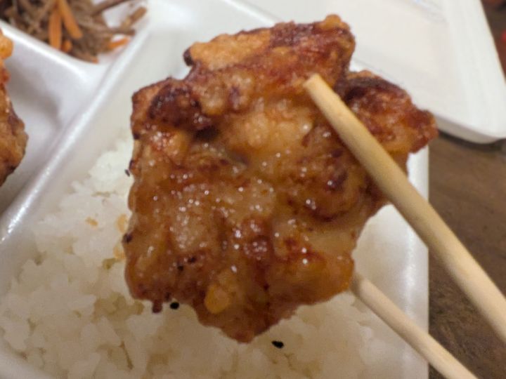 なかなかのとなりの「たまり醤油唐揚」のアップ写真。しっとり系の衣。