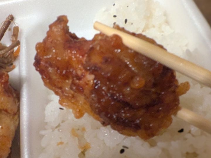 なかなかのとなりの「ニンニク醤油唐揚」のアップ写真。