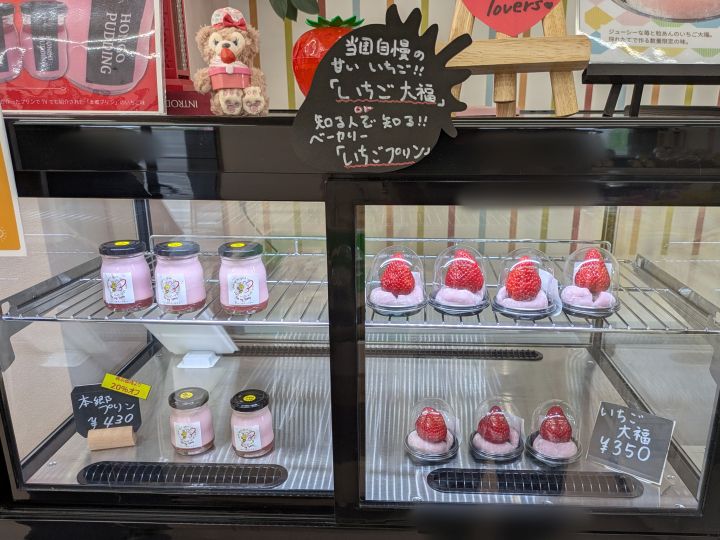 ショップで販売されているいちご大福といちごプリン