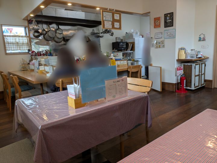 キッチンDonDonのアットホームな店内とオープンキッチン