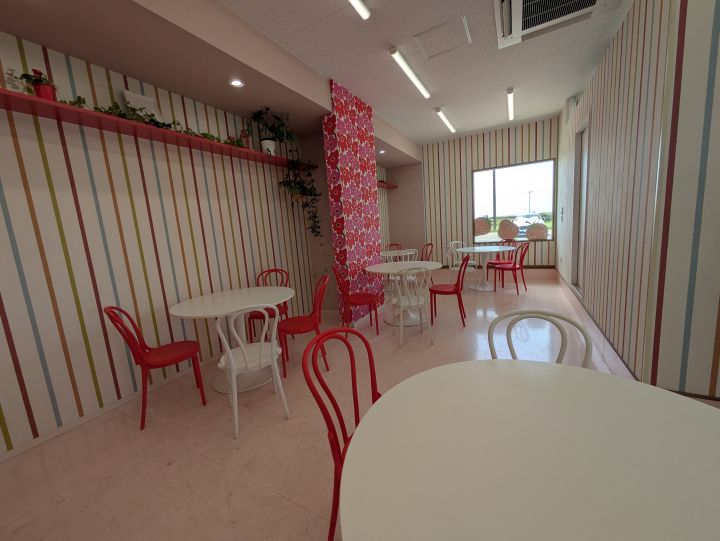 可愛らしい雰囲気の店内イートインスペース