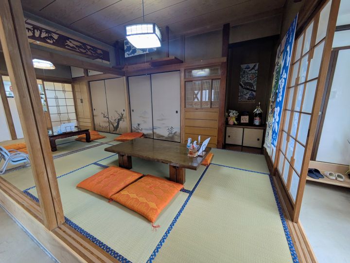 やえすばの座敷席