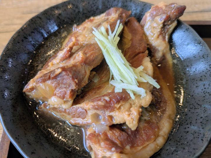 お皿に盛られた軟骨ソーキ