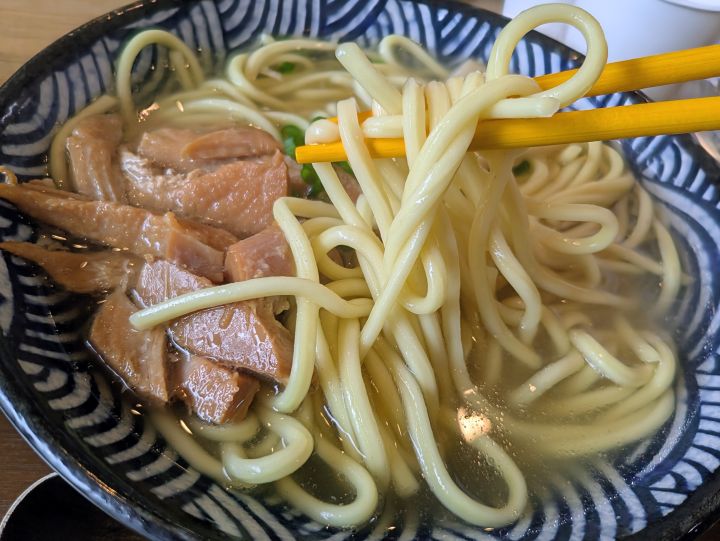 八重山そばの麺を箸で持ち上げた様子