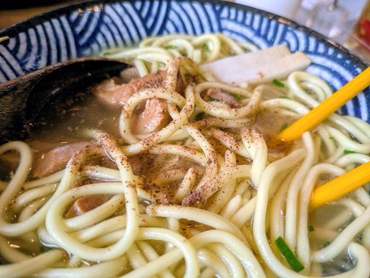 スパイスをかけた八重山そば