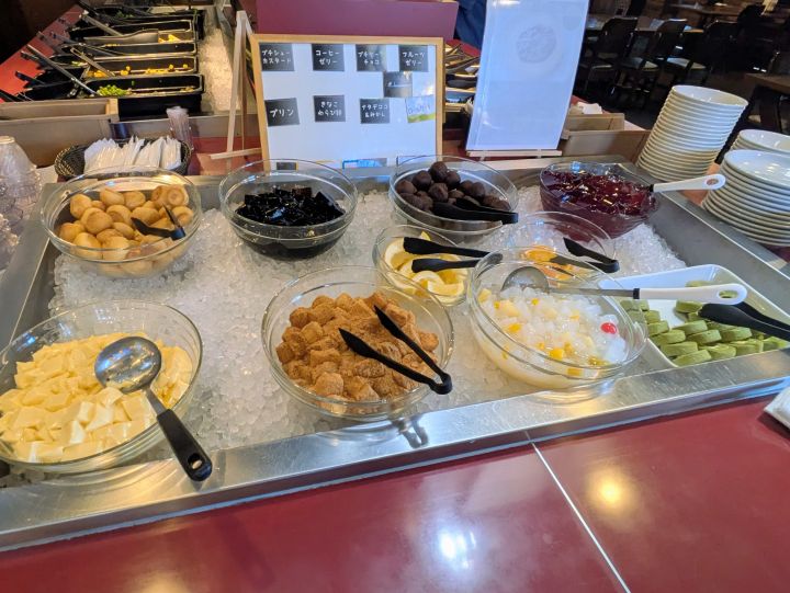プチケーキやプリンが並ぶデザートコーナー