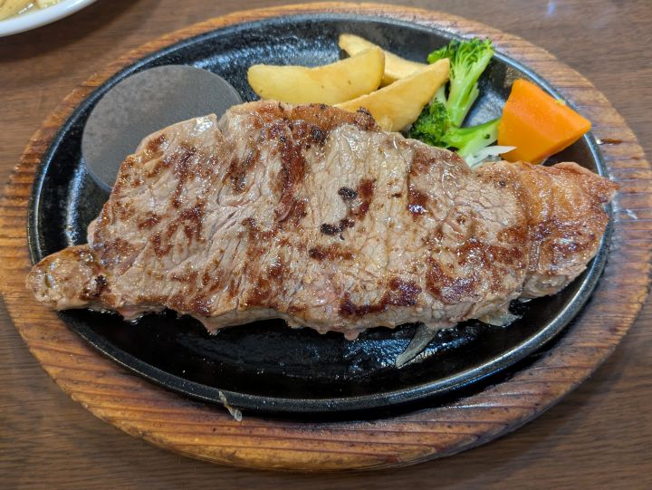 鉄板に乗ったボリューム満点の300gサーロインステーキ