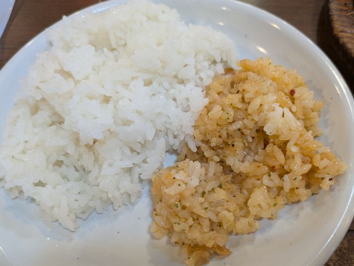 白米とガーリックライスの盛り合わせ