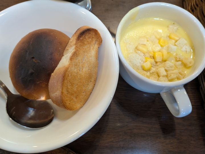コーンスープとサラダバーのパンの組み合わせ